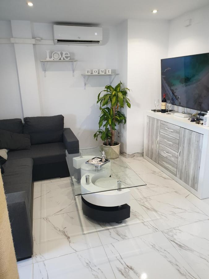Beachside Apartment In Torrevieja Exterior photo